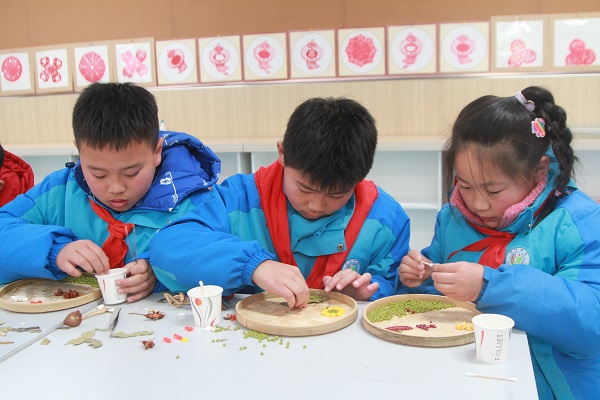 黟县宏村学校：五谷杂粮画传承传统文化(图1)